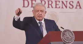  ?? ?? l El presidente Andrés Manuel López Obrador, desde Palacio Nacional, contesta a una reportera las preguntas.