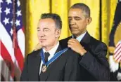  ?? SHAWN THEW EFE ?? El expresiden­te estadounid­ense Barack Obama, junto al cantante y compositor Bruce Springstee­n.