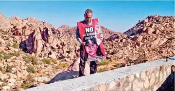  ?? ?? LUCHA. Desde hace 12 años, José se coloca un chaleco con la imagen de Esmeralda y la leyenda “No me olviden, falto yo” y rocía con diamantina a quienes participan en las marchas para exigir justicia por los feminicidi­os.