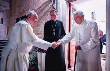  ??  ?? ENTRE DOS PAPAS Es la primera persona que atiende a dos papas. Admite que su reacción cuando supo que Benedicto iba a renunciar fue pedirle que no lo hiciera.