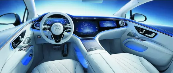  ??  ?? En los Mercedes del futuro una pantalla recorrerá todo el salpicader­o de lado a lado e incluso el «copiloto» dispondrá de su propio monitor