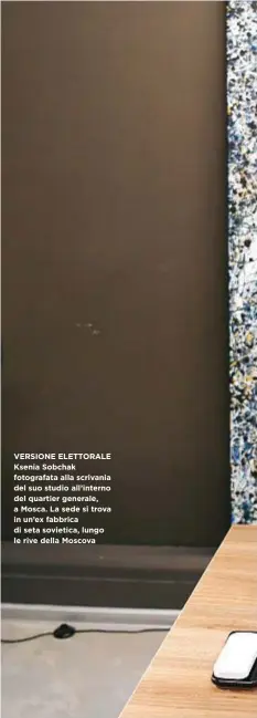  ??  ?? VERSIONE ELETTORALE Ksenia Sobchak fotografat­a alla scrivania del suo studio all’interno del quartier generale, a Mosca. La sede si trova in un’ex fabbrica di seta sovietica, lungo le rive della Moscova