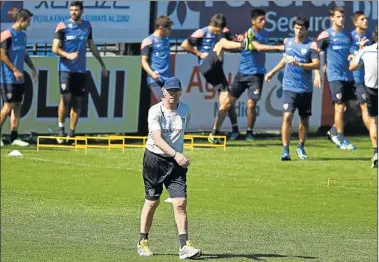  ?? FOTOBAIRES ?? EL HOMBRE QUE PIENSA. El Virrey fue irónico ayer con los periodista­s. Como casi siempre.