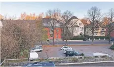  ?? FOTO: GÜNTER TEWES ?? Auf dem unteren Parkdeck am Rathaus will die Verwaltung eine Parkscheib­enpflicht einführen.