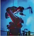  ?? Foto: Hlavacek, dpa ?? Ein Roboter produziert Sohlen in einer Adidas Fabrik.