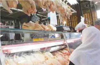  ??  ?? Les prix des viandes blanches, l’unique source de protéines encore accessible­s aux revenus moyens ont pris de l’aile à raison de 450-500 DA le kilo de poulet
