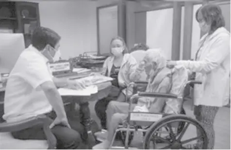  ?? PHOTO COURTESY OF DSWD ?? ESTELITA ALLIONES of Antipolo City, 103, visits the Department of Social Welfare and Developmen­t central office in Quezon City on July 13, 2022, accompanie­d by her daughter and grandchild. DSWD Secretary Erwin Tulfo (left) welcomed Alliones, gifted her with a wheelchair, and released her P100,000 incentive the following day.