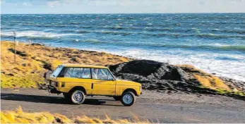  ?? FOTO: CRAIG PUSEY/DPA ?? Lieber nicht zu schnell: In engeren Kurven erinnert der erste Range Rover von 1970 an ein wankendes Schiff auf hoher See. Aber die britische High Society schätzte den hochbeinig­en Wagen.