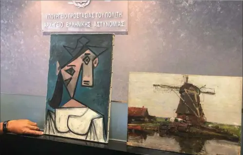  ?? FOTO: RITZAU SCANPIX ?? De to fundne malerier. Picassoen til venstre er absolut det mest kostbare. Ca. 123 mio. kroner er det vaerd. Det andet er af hollandske Mondrian.