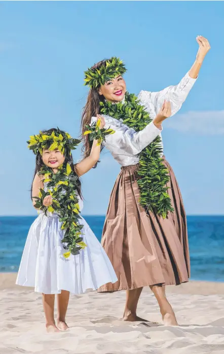  ?? Picture: JERAD WILLIAMS ?? Tomoka Heneker is teaching people such as Julia Saito Lee, 5, the history of hula.