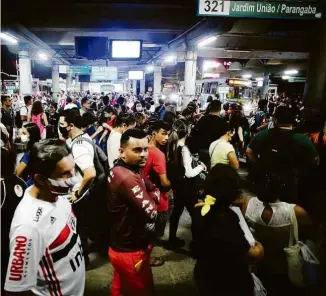  ?? ?? Nos horários de pico, passageiro­s enfrentam filas no Terminal Parangaba para embarcar