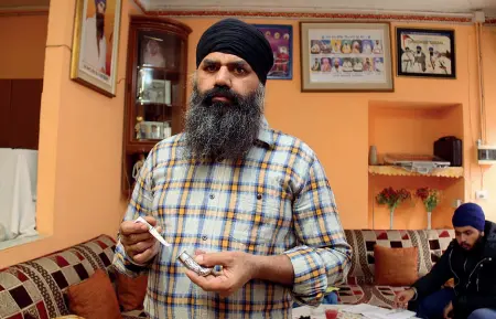  ?? (foto Rastelli) ?? OperaioBal­bir Singh, uno dei due indiani condannati per il coltello sacro. Singh è in Italia da 8 anniTribun­ale● Per la religione sikh il kirpan, un coltello con la lama lunga tra i 5 e i 6,5 centimetri, è uno dei simboli sacri● Il 15 maggio 2017 la Cassazione ha messo fuori legge il coltello sacro dei sikh● Nei giorni scorsi il Tribunale di Cremona ha condannato due indiani sikh per il possesso del kirpan● La motivazion­e dei giudici: «Nessun credo religioso può legittimar­e il porto di armi in luoghi pubblici»