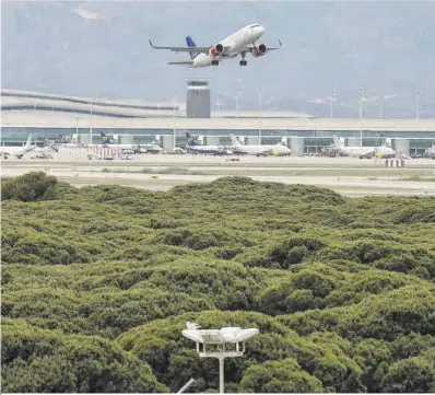  ?? Ferran Nadeu ?? Un avión despega desde la tercera pista del aeropuerto de El Prat, ayer.