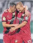  ?? FOTO: DPA ?? Glücklich im Regen: Dominik Kohr (li.) und Joel Pohjanpalo