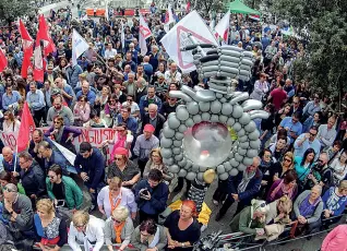  ??  ?? Ironia
La grande teca fatta di palloncini simbolo dell’ampolla con il sangue di San Gennaro