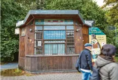  ?? Foto: Klaus-Rainer Krieger ?? Seit über einem Jahr hat der Kiosk schräg gegenüber dem Roten Tor an der Haunstette­r Straße geschlosse­n. Ein neuer Pächter wird gesucht.