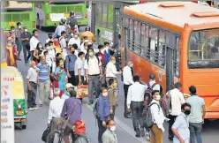  ?? RAJ K RAJ/HT PHOTO ?? Commuters flout social distancing as they rush to board a bus at ITO. n