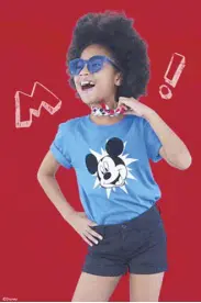  ??  ?? Unleash that young and fun vibe with this blue Mickey Mouse top paired with casual shorts and Mickey Mouse shades.