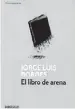  ??  ?? ¿Qué está leyendo? El libro de Arena, de Jorge Luis Borges, y un libro de Antonio Cisneros, un poeta peruano