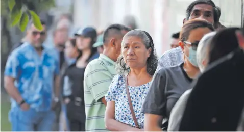  ?? ?? Desde tempranas horas los electores salvadoreñ­os formaron fila para sufragar en un ambiente de paz.