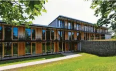  ?? Foto: Marcus Merk (Archivfoto) ?? Längst zu klein ist die Realschule in Zusmarshau­sen. Im Sommer sollen mithilfe von Containern zusätzlich­e Räume geschaffen werden.
