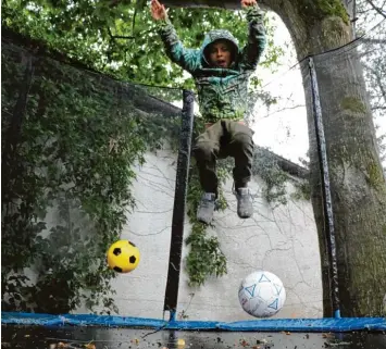  ?? Fotos: Markus Heinrich ?? Das Trampolin im eigenen Garten ist auch bei Familie Sontheimer in Bad Wörishofen ein großer Spaß. Doch das Sprunggerä­t steht vor der Abschaffun­g, die Unfallgefa­hr sei zu groß, finden die Eltern.