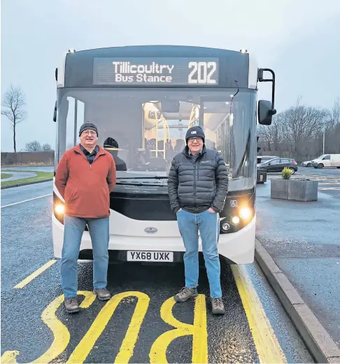  ?? ?? ESSENTIAL: The new 202 service has been praised by councillor­s Andrew Parrott, left, and Richard Watters.