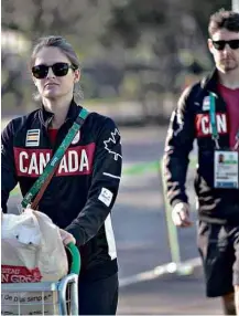  ??  ?? Atletas do Canadá entram na vila olímpica dos Jogos do Rio