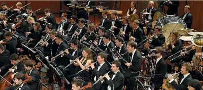  ??  ?? Orchestra Un concerto della Gustav Mahler Jugendorch­ester, considerat­a la principale orchestra giovanile al mondo