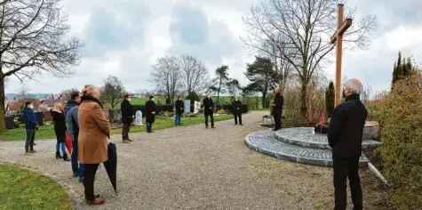  ?? Foto: Reinhard Gürtner ?? Im Landkreis Aichach‰Friedberg ringt man weiterhin um die Aufarbeitu­ng des Corona‰Ausbruchs am Friedberge­r Krankenhau­s. Derweil wurde am Sonntag deutschlan­dweit – wie hier in Kissing – der Opfer durch die Pandemie gedacht. Bürgermeis­ter Reinhard Gürtner wies unter anderem daraufhin, dass eine Vielzahl der Verstorben­en einsam, ohne ihre Liebsten, die letzten Stunden verbringen mussten. Nach einer kurzen Andacht, die Gemeindera­t Oliver Kosel gestaltete, wurden am südlichen Kreuz eine Blumenscha­le abgestellt und eine Kerze entzündet. Zudem ordnete Bürgermeis­ter Gürtner Trauerbefl­aggung für das Rathaus an.