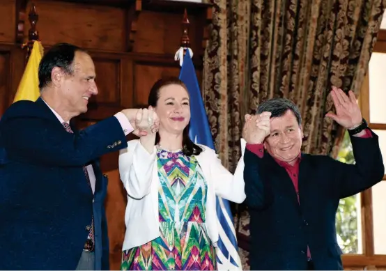  ??  ?? El jefe del equipo negociador del Gobierno, Juan Camilo Restrepo (izquierda), celebra con la canciller ecuatorian­a, María Fernanda Espinosa, y alias Pablo Beltrán, del Eln, el anuncio del cese el fuego bilateral, que será verificado por la Iglesia y...