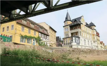  ?? FOTO: CHRISTINE SCHIMMEL ?? Die historisch­e Flutschutz­mauer am Gries in Gera-Untermhaus, die dem Hochwasser im Juni 2013 noch standhielt, wird nun doch komplett ersetzt.