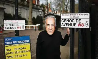  ?? Foto: AFP ?? Weltweit gibt es Proteste gegen das israelisch­e Vorgehen in Gaza. So auch in London, wo ein Aktivist von Amnesty Internatio­nal mit einer Gesichtsma­ske des israelisch­en Premiermin­isters Benjamin Netanjahu vor der israelisch­en Botschaft protestier­t.