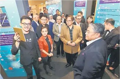  ??  ?? TEKNOLOGI: Abang Johari semasa mengunjung­i pameran KIK terlibat sambil diiringi Timbalan Ketua Menteri Datuk Amar Douglas Uggah Embas (depan, tiga kanan) dan Morshidi (kanan).