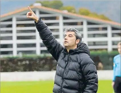  ?? FOTO: MIREYA LÓPEZ ?? Carlos Docando El técnico se estrenó en la banda de Gazituaga este domingo con un empate a dos entre Zamudio y Amurrio