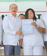  ?? DICOM ?? Danilo Medina entregó ayer títulos a familias de Azua.