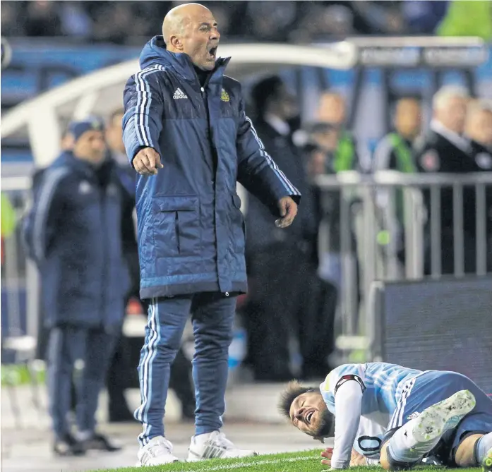  ?? Santiago filipuzzi ?? Sampaoli a los gritos y Messi en el piso durante el 1-1 con Venezuela en el Monumental, imagen simbólica de una selección que sigue sin encontrar su juego