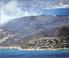  ?? (Photo Héli Sécurité/Var-matin) ?? L’incendie est venu presque encercler le lôtissemen­t de l’Escalet.