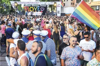  ?? Fotos: Rathaus ?? Torremolin­os mag und treibt es bunt. Die Pride ist nun eine andalusisc­he Feria.