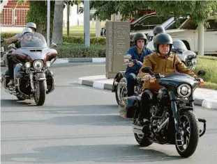  ?? Karim Jaafar/afp ?? O presidente Jair Bolsonaro passeia de moto em Doha, no Catar; reunião no PL definiu carta branca para atrair a filiação do presidente para 2022
