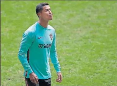  ??  ?? Cristiano, durante el entrenamie­nto de ayer con Portugal en Estocolmo.