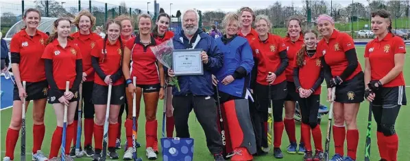  ?? Julie Ullmer ?? ●●Macclesfie­ld Hockey Club’s Ladies 4s with Brian Titford ahead of his last match as umpire before retiring