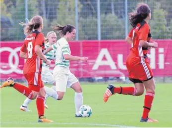  ?? FOTO: PETER HERLE ?? Alberina Syla (am Ball) erzielte zwei Tore für den SV Alberweile­r beim Auswärtssi­eg in Ingolstadt.