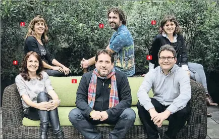  ?? ANA JIMÉNEZ ?? 415263 Los ponentes. Los participan­tes del debate sobre juventud y nueva ruralidad, conversand­o en los jardines del hotel Alma de Barcelona minutos antes de empezar El mirador de Catalunya