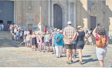  ?? JULIO GONZÁLEZ ?? Cola de turistas para visitar la Catedral de Cádiz, en una imagen del pasado verano.