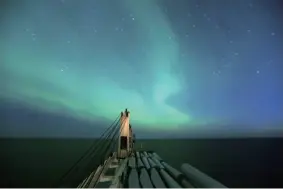  ??  ?? 2017 年 9月 19日，“天健”轮航行在巴伦支海时遇­到北极光