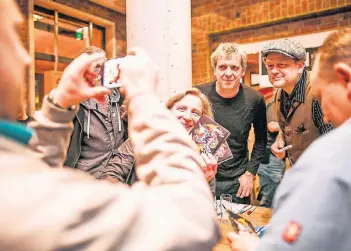  ?? RP-FOTOS (3): ANNE ORTHEN ?? Sie waren die Überraschu­ngsgäste im Uerige: Andi (l.) und Kuddel von den Toten Hosen ließen sich viel Zeit mit ihren Fans, die kurz vor Mitternach­t die neue CD in die Hände bekamen.