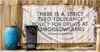  ?? FOTO DBA ?? Een banner waarschuwt voor drugsgebru­ik. In de ton kunnen berouwvoll­e festivalga­ngers hun drugs dumpen.
