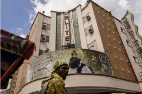  ?? PHOTO: REUTERS ?? A rickshawpu­ller stands in front of a poster of Laal Singh Chaddha ,an official remake of the 1994 film Forrest Gump outside a cinema in New Delhi. The movie has done poorly.