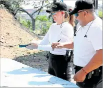  ?? GERARDO MENOSCAL / EXPRESO ?? Protocolo. Elizabeth y Guillermo Lázaro, en la preparació­n de sus armas.